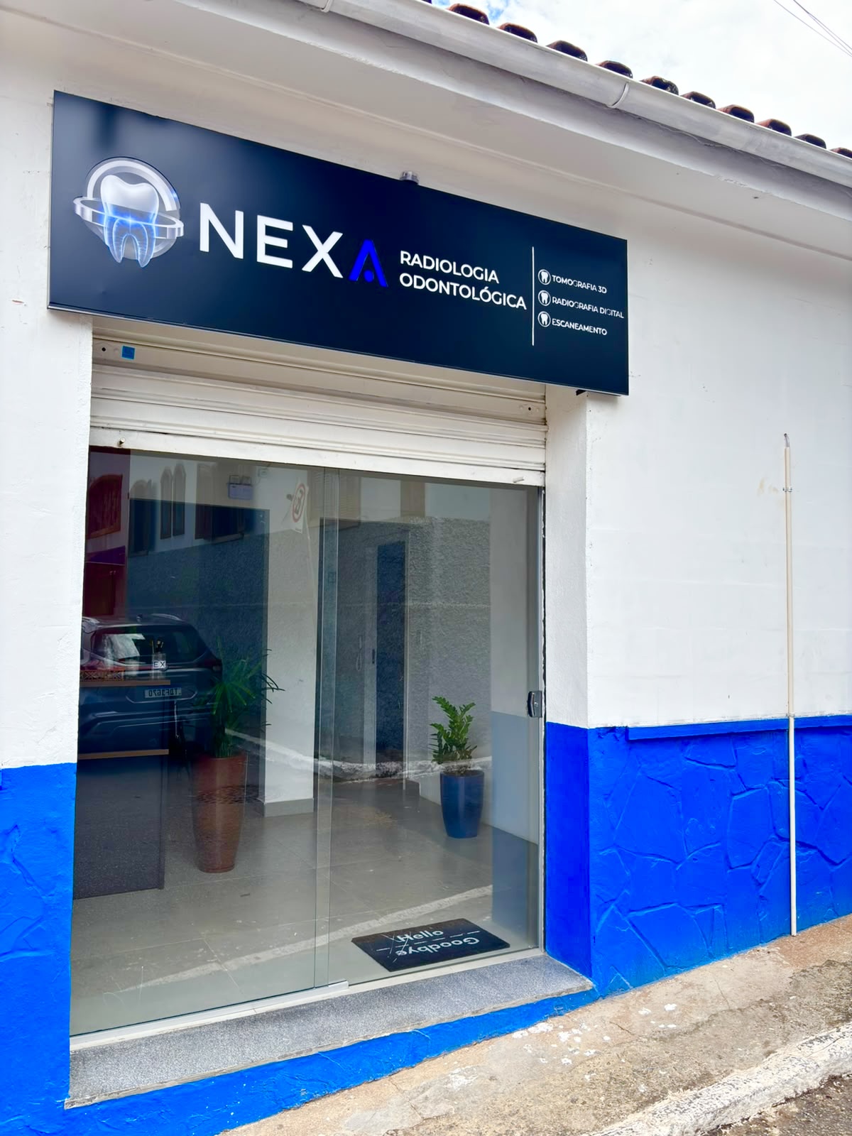 Fachada real da Nexa em Sabará durante o dia