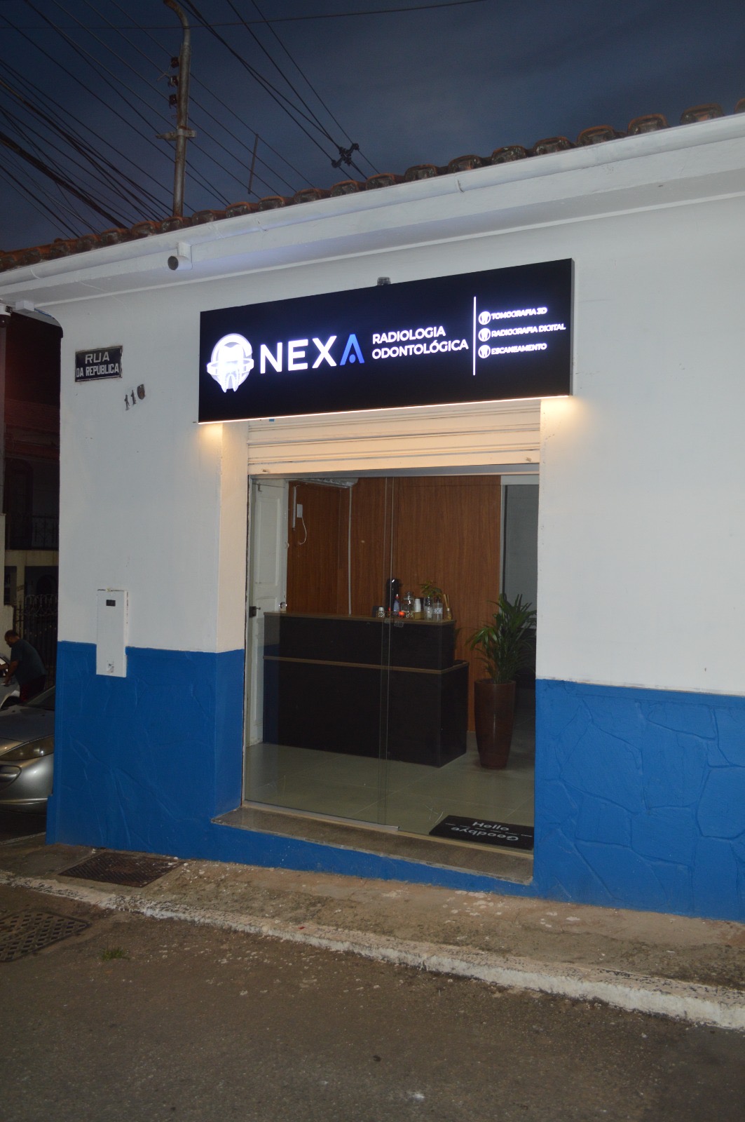 Entrada real da Nexa iluminada à noite